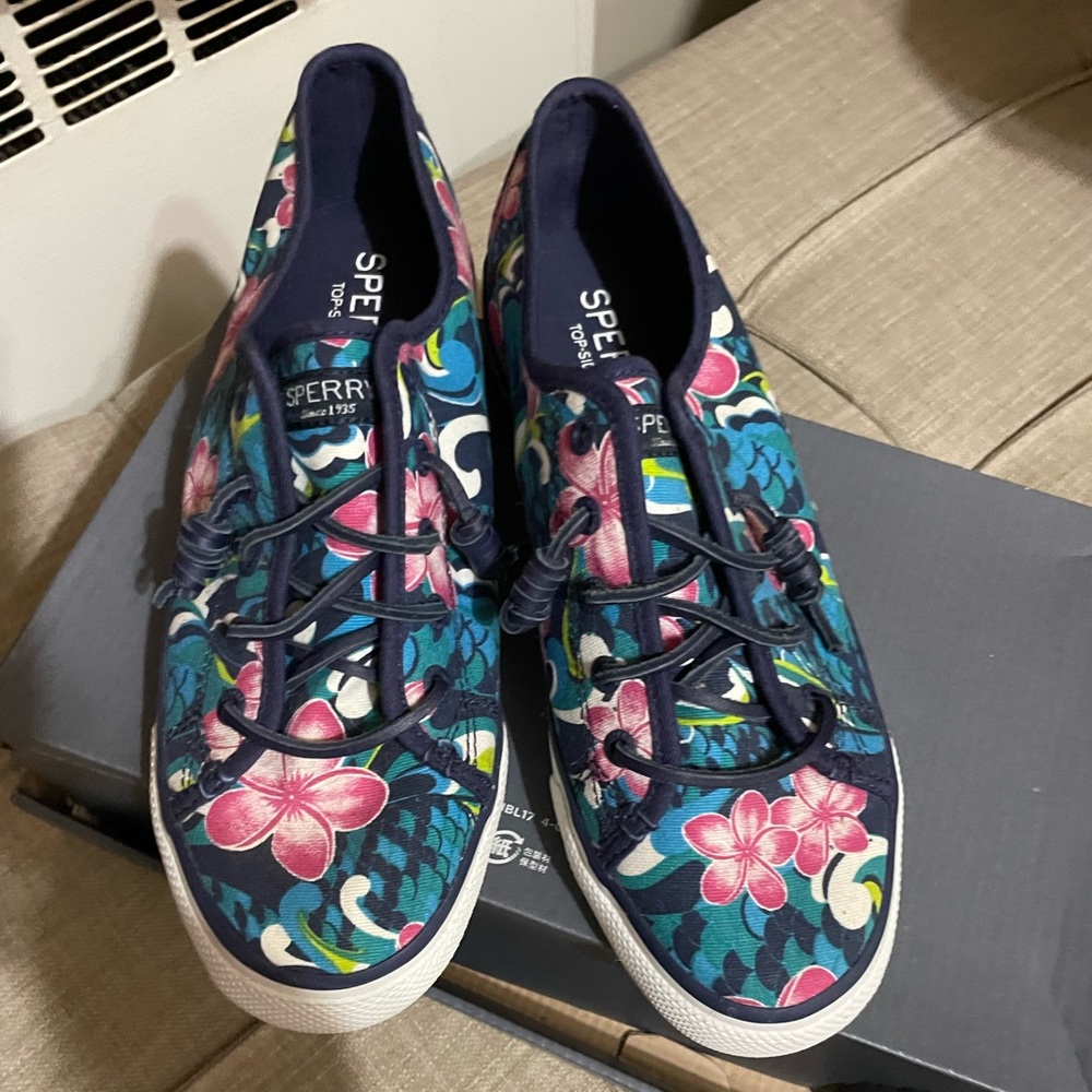 NWOT Sperey tropical / floral sneaker’s. Adorable ! 7.5
